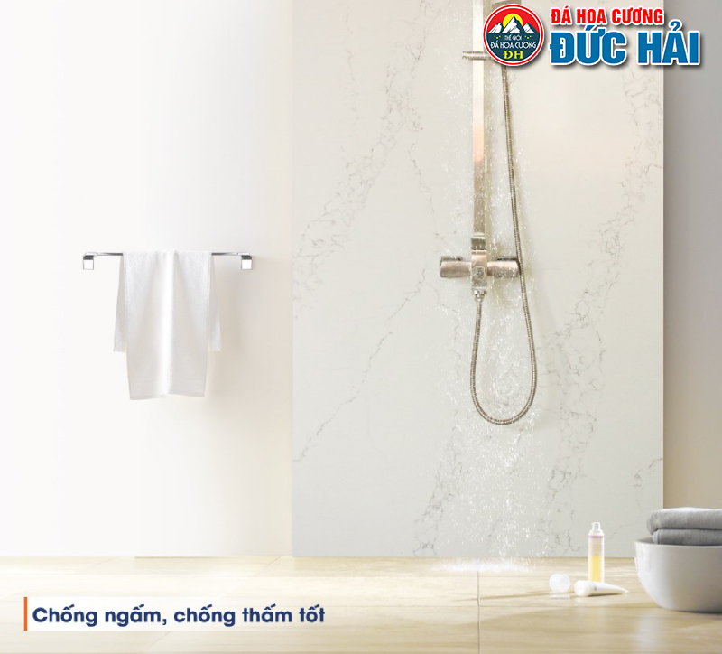 Đá hoa cương ốp phòng tắm với khả năng chống bám bẩn và dễ lau chùi
